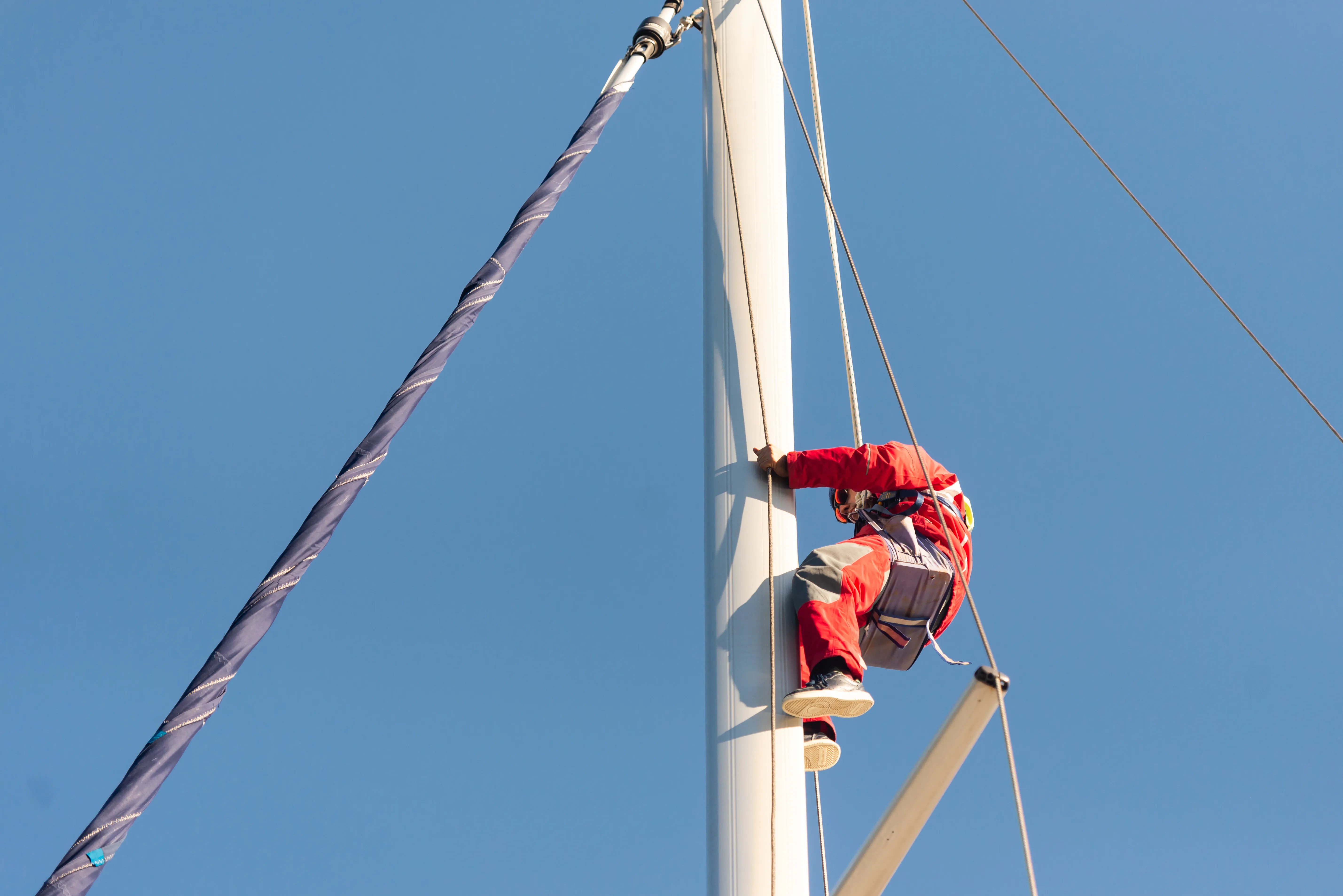 Mast climbing: The necessary gear and safety tips